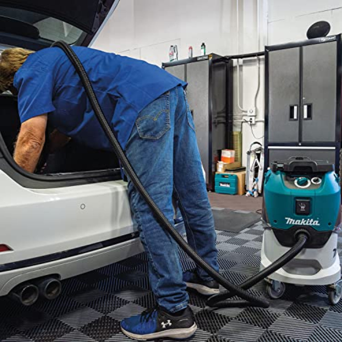 Makita 11 Gallon Wet/Dry HEPA Filter Dust Extractor/Vacuum - VC4210L