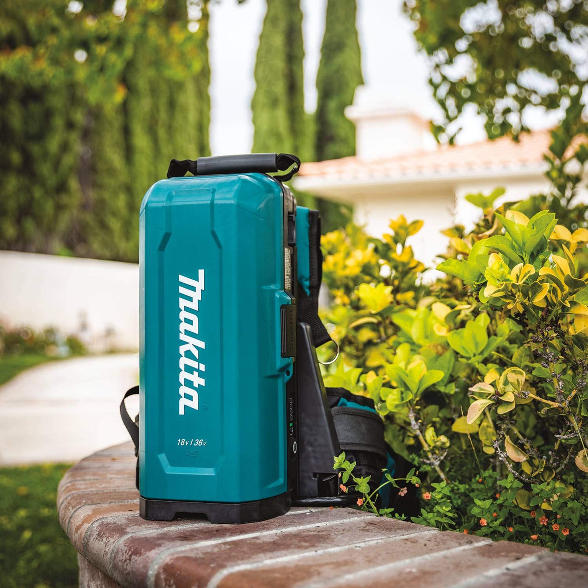 Makita (PDC01) LXT and LXT X2 (36V) Portable Backpack Power Supply - PDC01