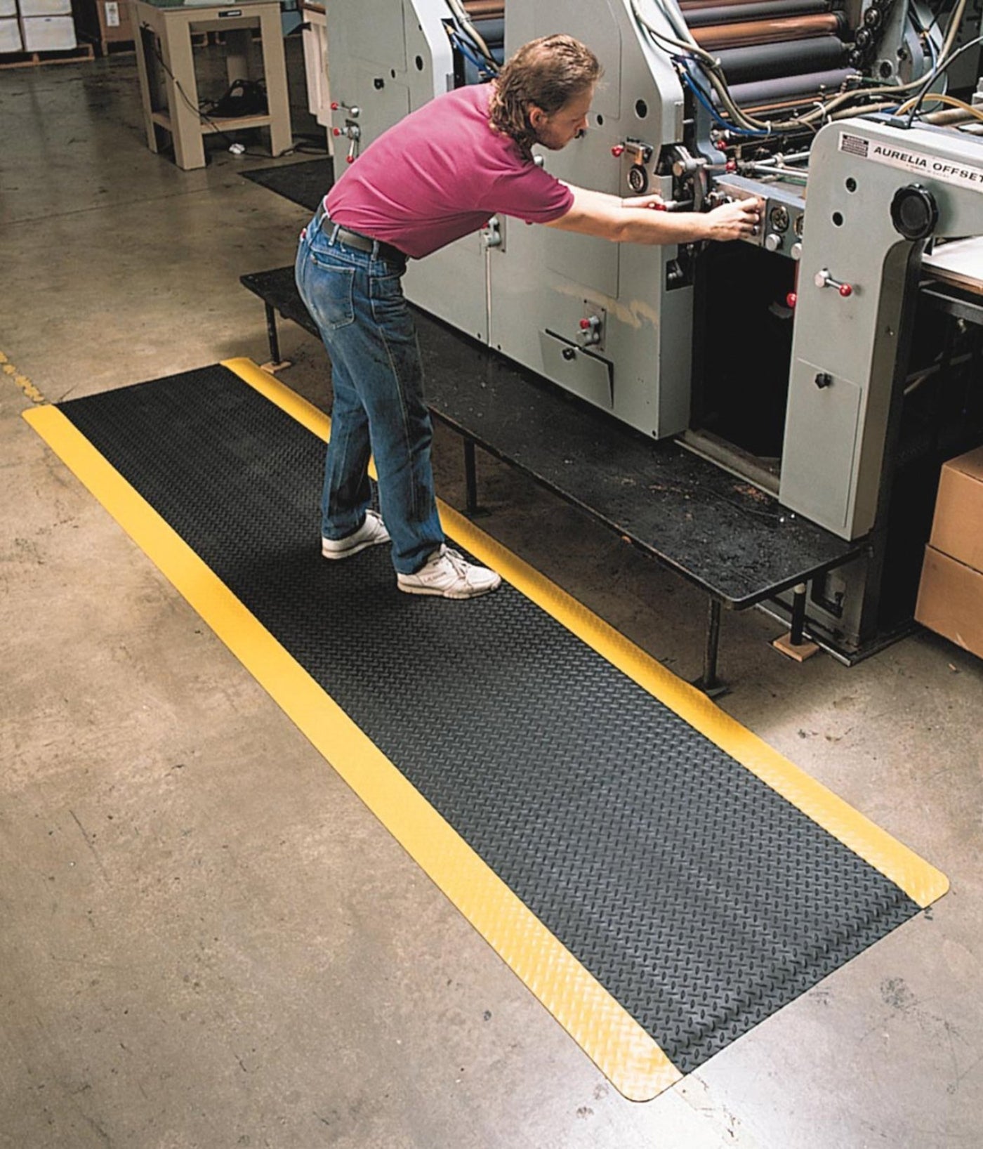 Wearwell Diamond-Plate SpongeCote UltraSoft Mat, 4' Width x 75' Length x 15/16" Thickness, Black/Chevron - 414.1516x4x75BYL
