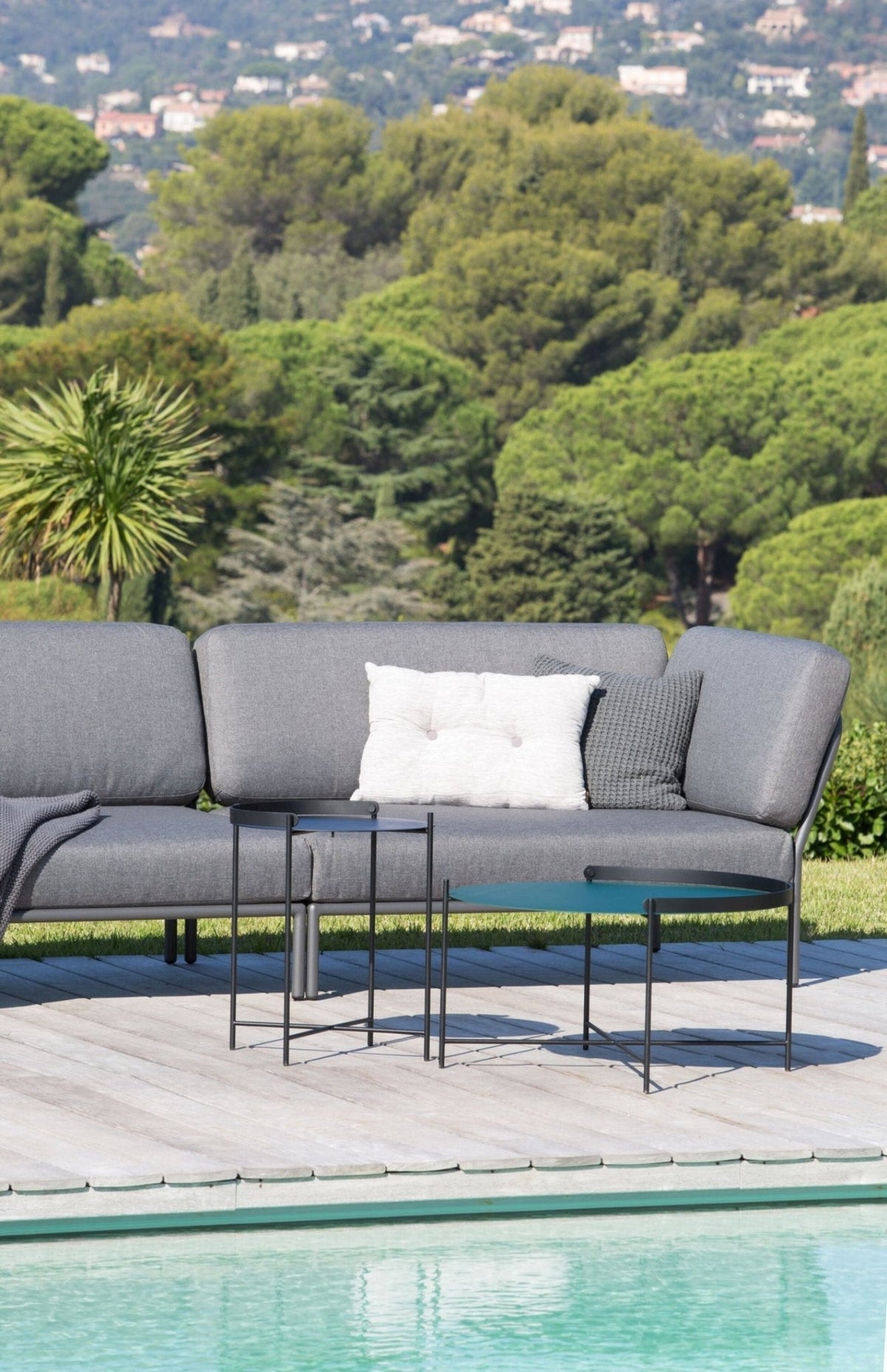 HOUE LEVEL Outdoor Corner - Procure Décor